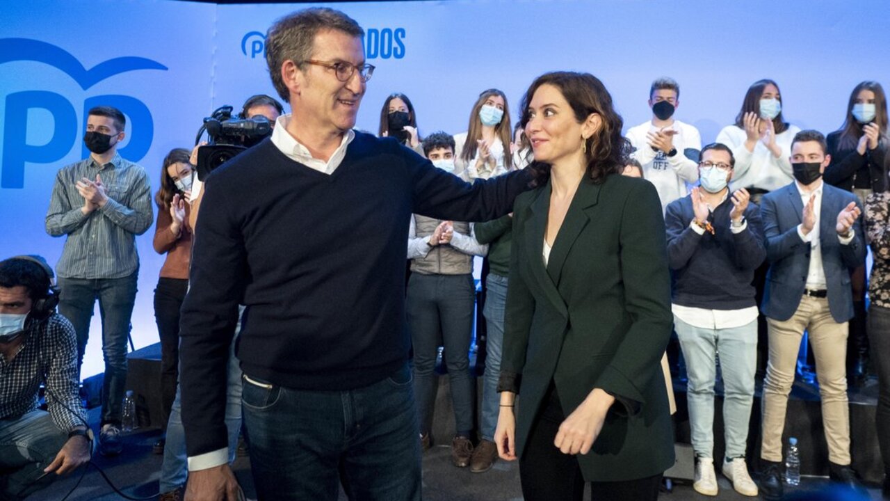 El presidente de la Xunta de Galicia y precandidato a la presidencia del PP nacional, Alberto N&uacute;&ntilde;ez Feij&oacute;o, y la presidenta de la Comunidad de Madrid, Isabel D&iacute;az Ayuso, en un encuentro de afiliados en Novotel Madrid Center, a 15 de marzo de 2022.
