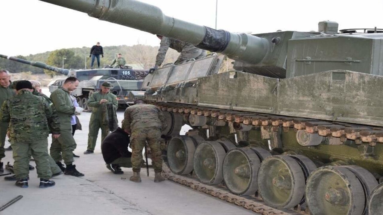 Militares ucranianos junto a un carro Leopard en San Gregorio (Zaragoza). 