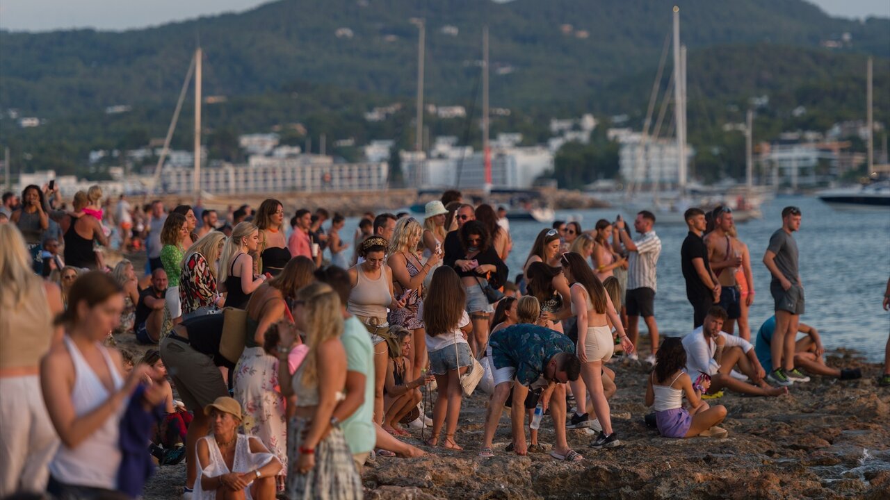 Ambiente en Ses Variades, a 10 de agosto de 2022, en Ibiza, Baleares (Espa&ntilde;a). Ses Variades es un tramo de costa rocosa, continuaci&oacute;n de la bah&iacute;a de Sant Antoni hacia el norte e integrado en el Paseo Mar&iacute;timo de la localidad.