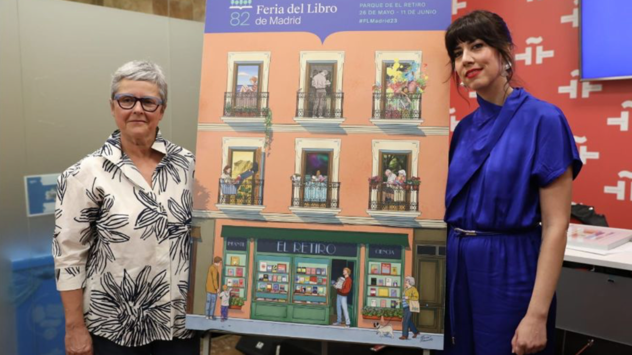 Eva Or&uacute;e, directora de la Feria del Libro de Madrid, y Mar&iacute;a Simavilla, la autora, posan junto al cartel.
