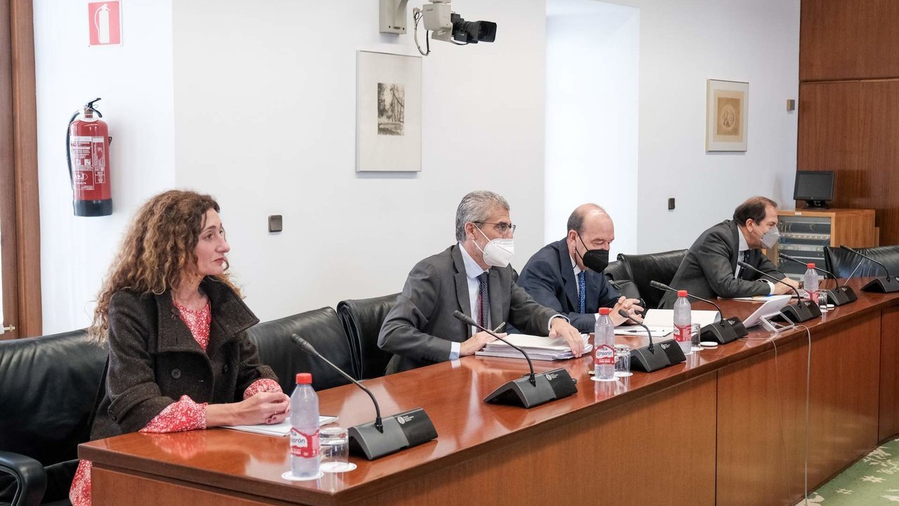Archivo - Imagen de una reuni&oacute;n de la Junta Electoral de Andaluc&iacute;a, que tiene su sede en el Parlamento. (Foto de archivo). 