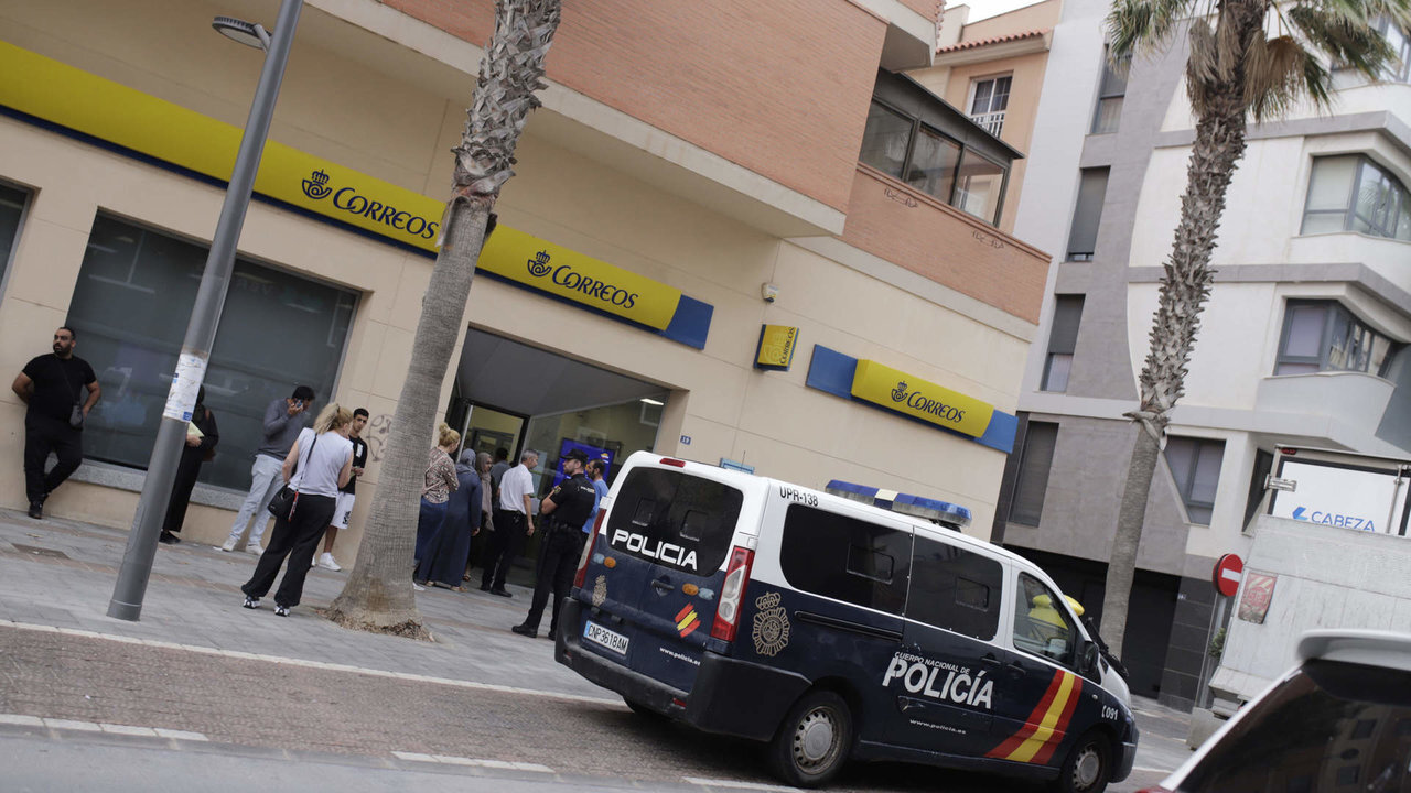 Un furg&oacute;n policial frente a una oficina de Correos en Melilla.
