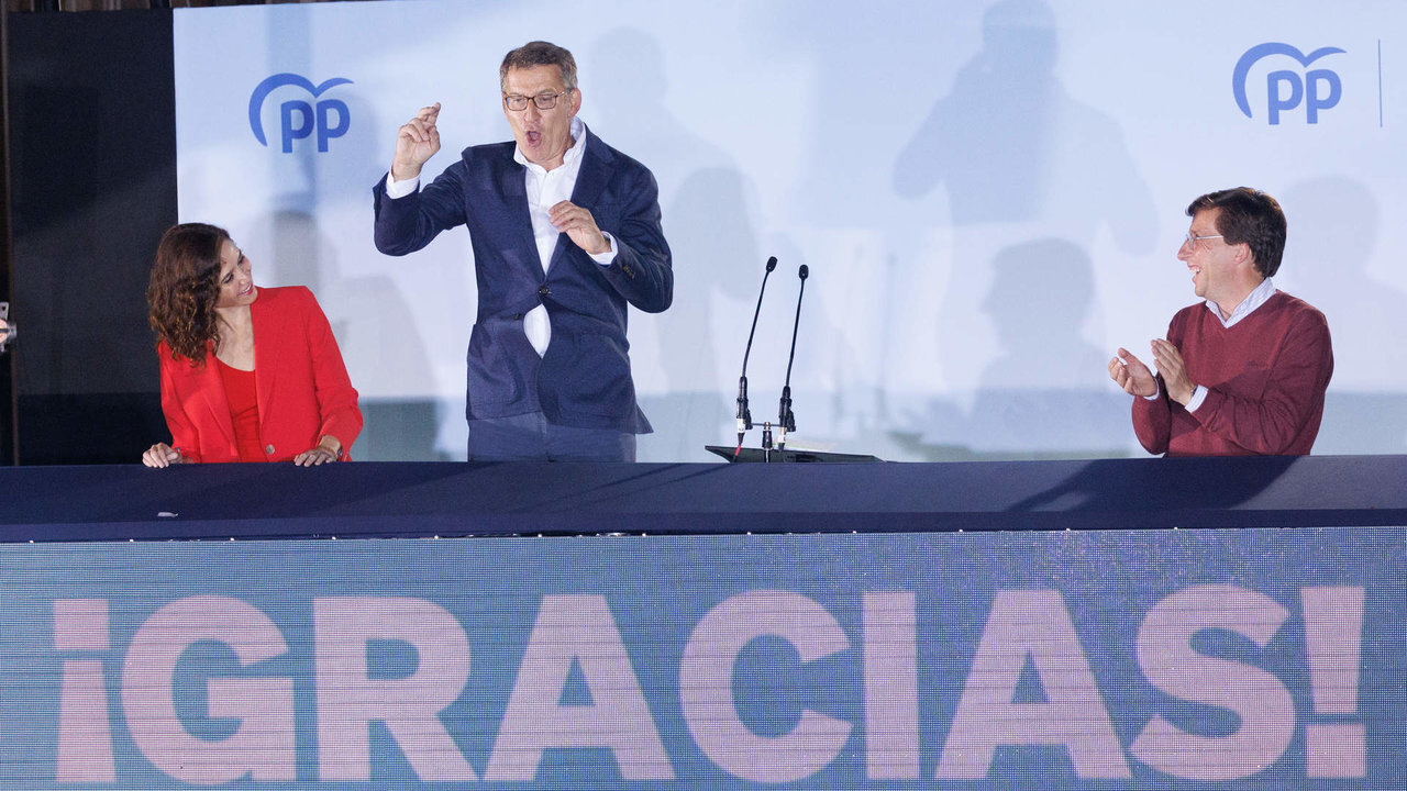 La presidenta de la Comunidad de Madrid y candidata a la reelecci&oacute;n, Isabel D&iacute;az Ayuso; el l&iacute;der del Partido Popular, Alberto N&uacute;&ntilde;ez Feij&oacute;o, y el alcalde de Madrid y candidato a la reelecci&oacute;n, Jos&eacute; Luis Mart&iacute;nez-Almeida, celebran la victoria del PP.
