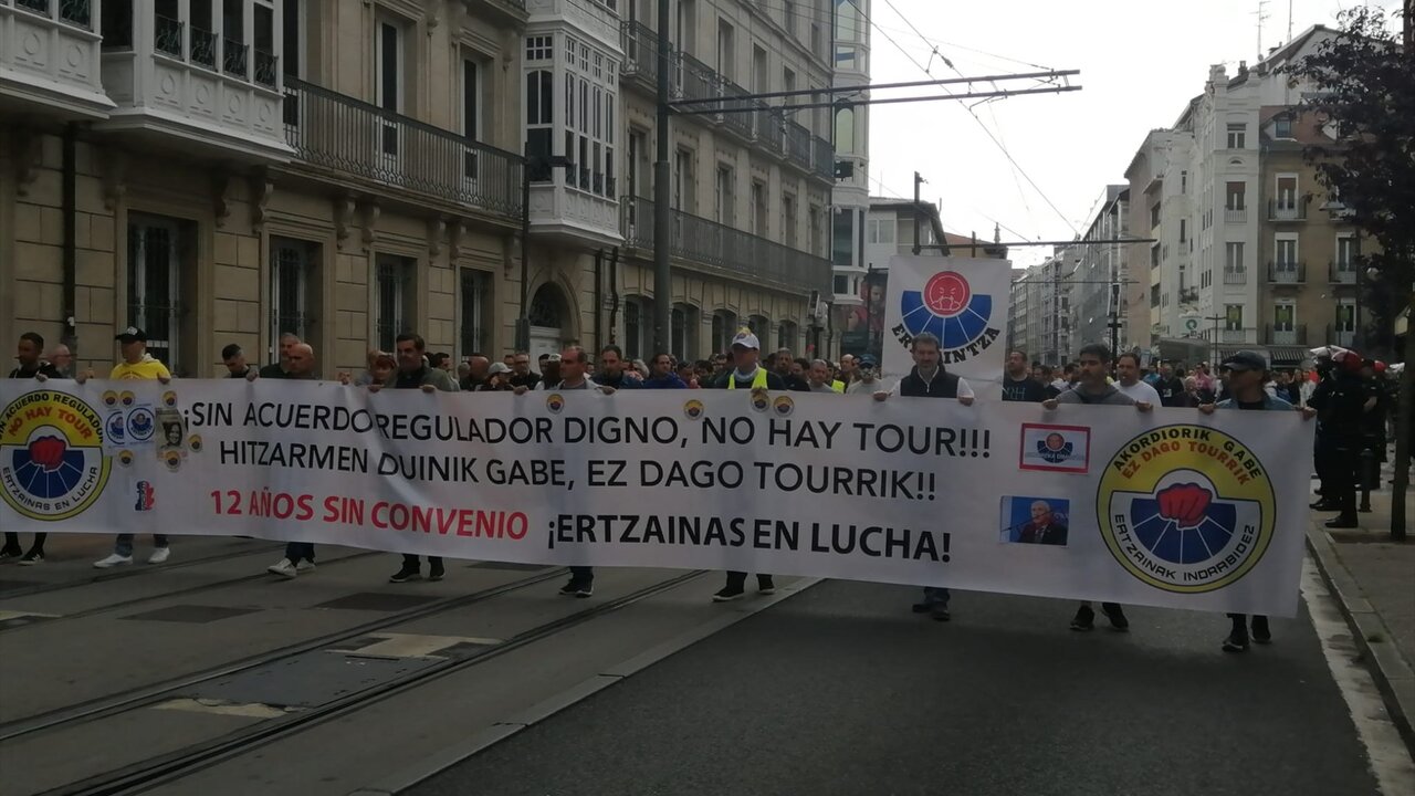 Mnaifestaci&oacute;n de ertzainas a las puertas del Parlamento Vasco.