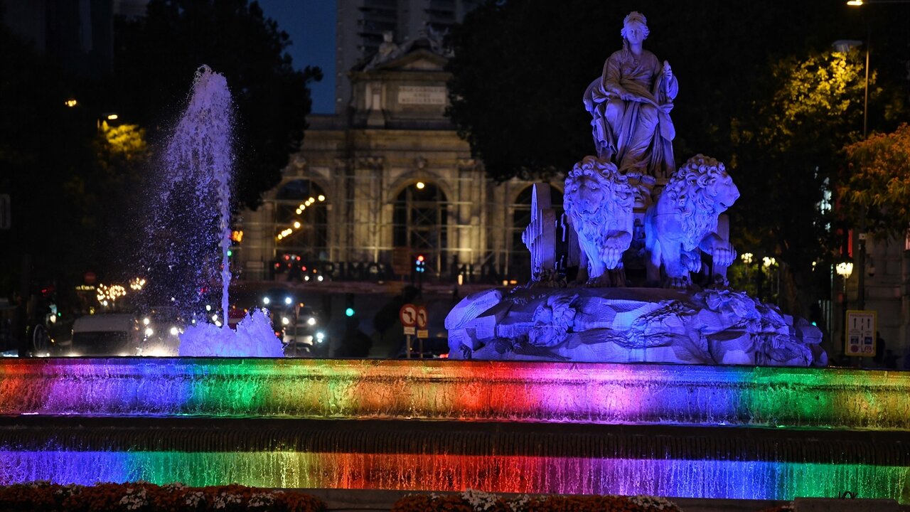 Vista de la fuente y el Palacio de Cibeles con los colores de la bandera LGTB, a 6 de julio de 2022, en Madrid (Espa&ntilde;a). Con motivo del #OrgulloMadrid2022, el Palacio de Cibeles, sede del Ayuntamiento de Madrid, se encuentra iluminado con los colores de la bandera LGTBI para celebrar la Semana del Orgullo en la capital.