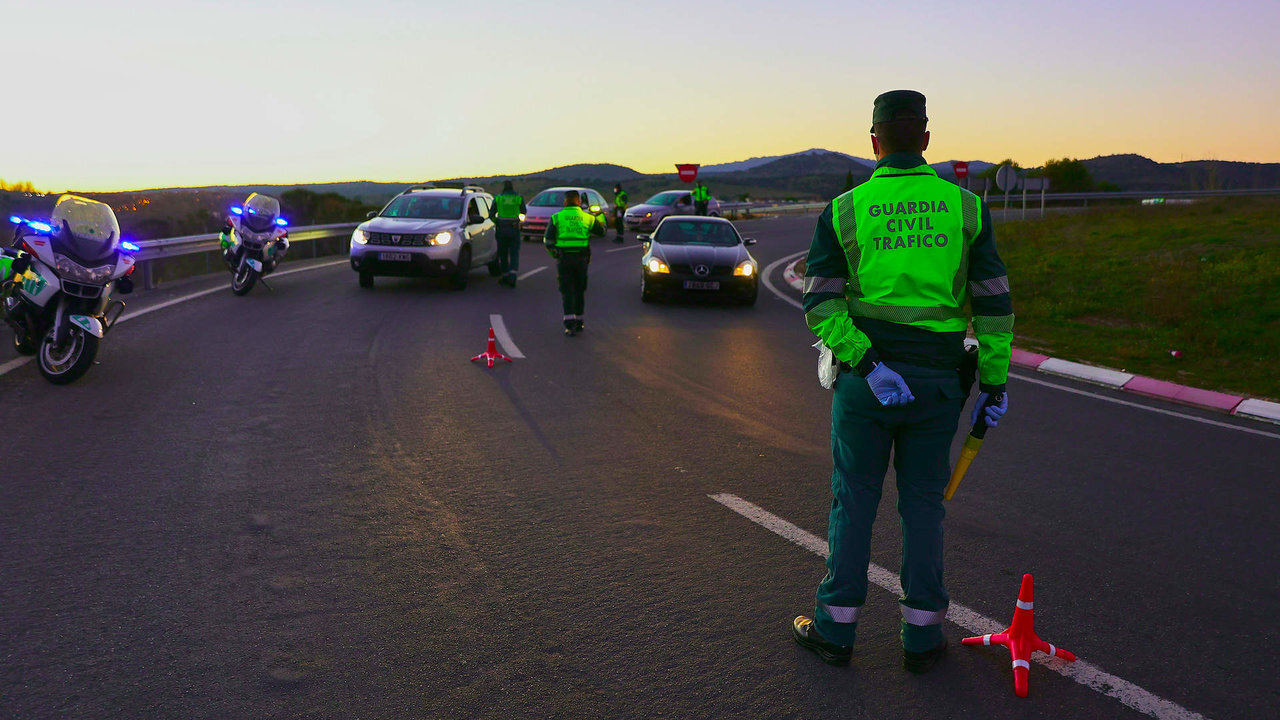 Agentes de la Guardia Civil de Tr&aacute;fico de servicio. 