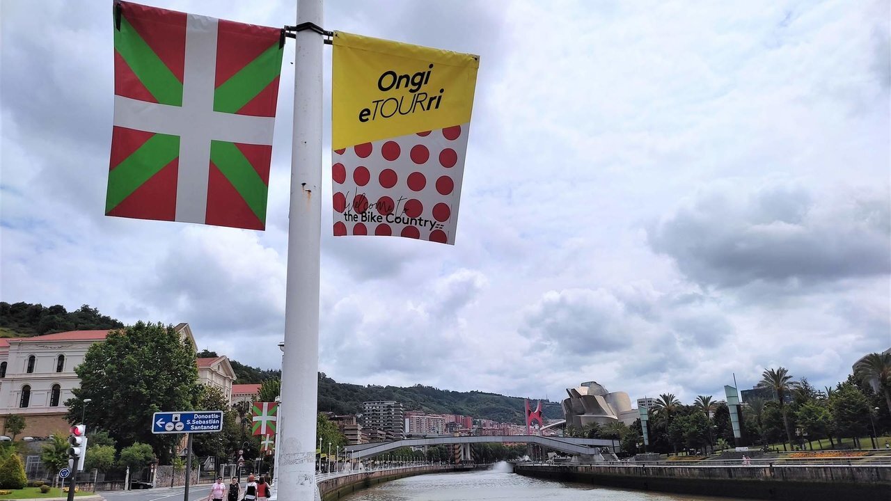 La ikurri&ntilde;a luciendo frente a una bandera del Tour de Francia en las calles de Bilbao. 