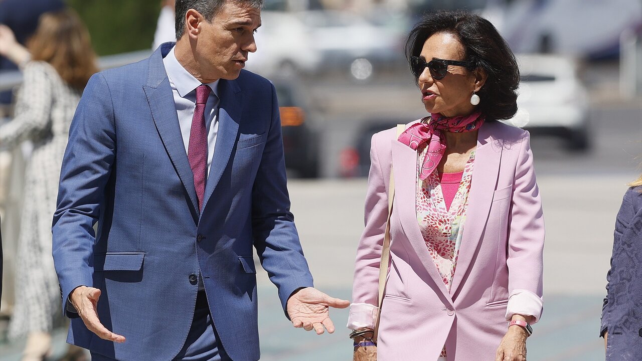 El presidente del Gobierno, Pedro S&aacute;nchez, y la presidenta del Banco Santander, Ana Bot&iacute;n, conversan a su llegada al V Encuentro Internacional de rectores Universia, en la Ciudad de las Artes y las Ciencias, a 9 de mayo de 2023, en Valencia, Comunidad Valenciana (Espa&ntilde;a).