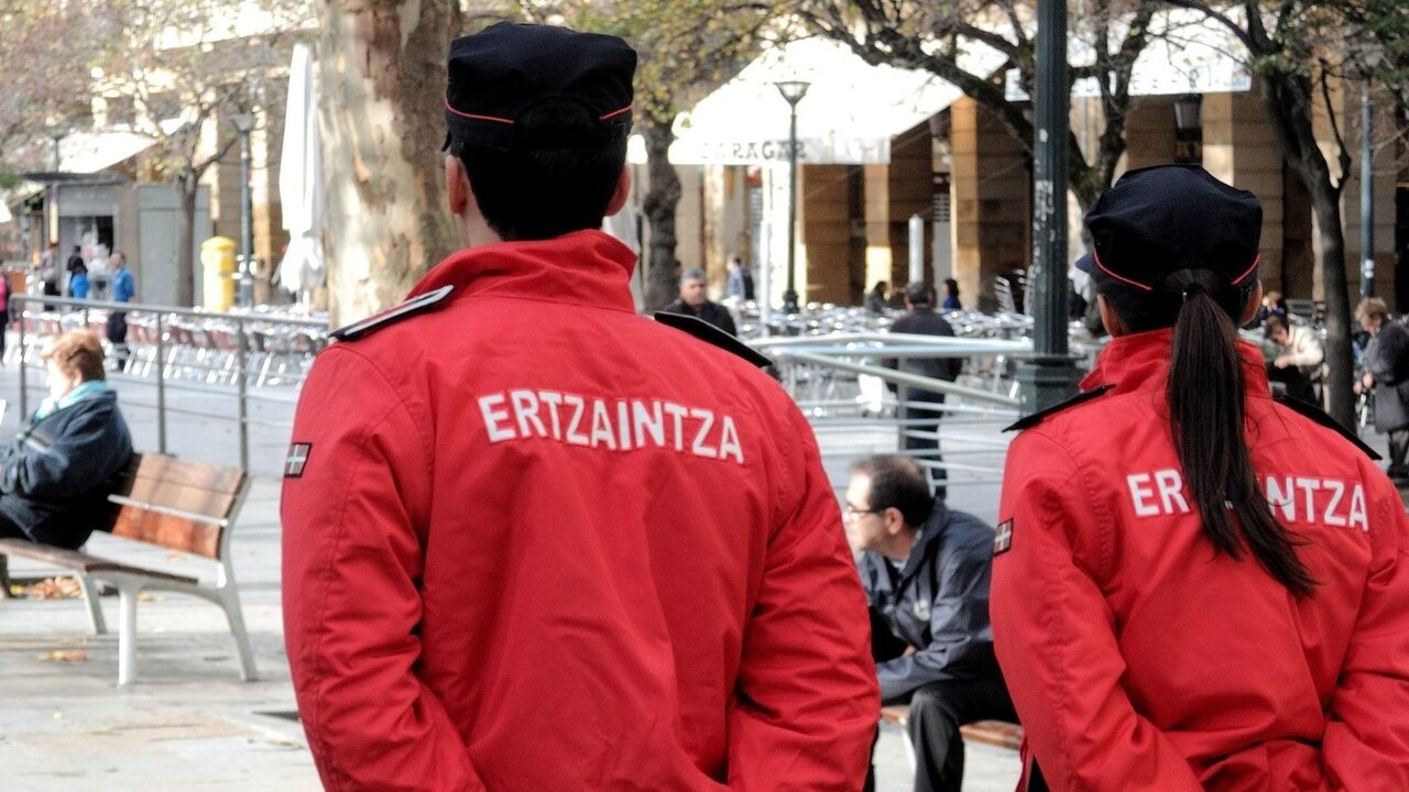 Agentes de la Ertzaintza. 