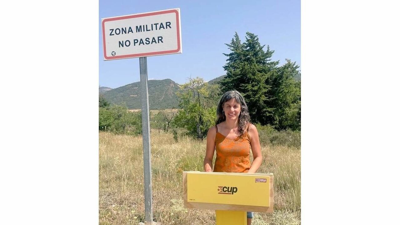 Una candidata de la CUP ante la Academia General B&aacute;sica de Suboficiales, en Talarn (L&eacute;rida). 