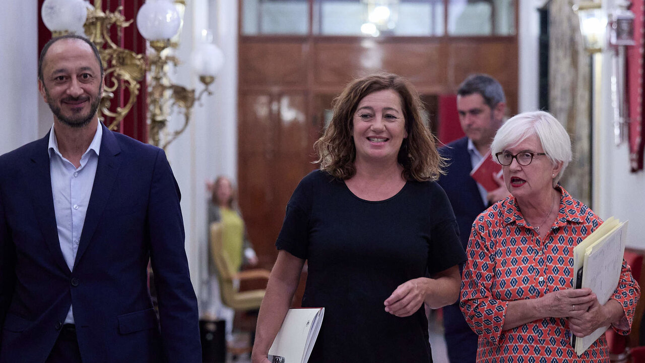 El vicepresidente primero del Congreso de los Diputados, Alfonso Rodr&iacute;guez G&oacute;mez de Celis (PSOE); la presidenta del Congreso, Francina Armengol, y la portavoz adjunta del PSOE en el Congreso, Isaura Leal, a su llegada a la reuni&oacute;n de la Mesa del Congreso