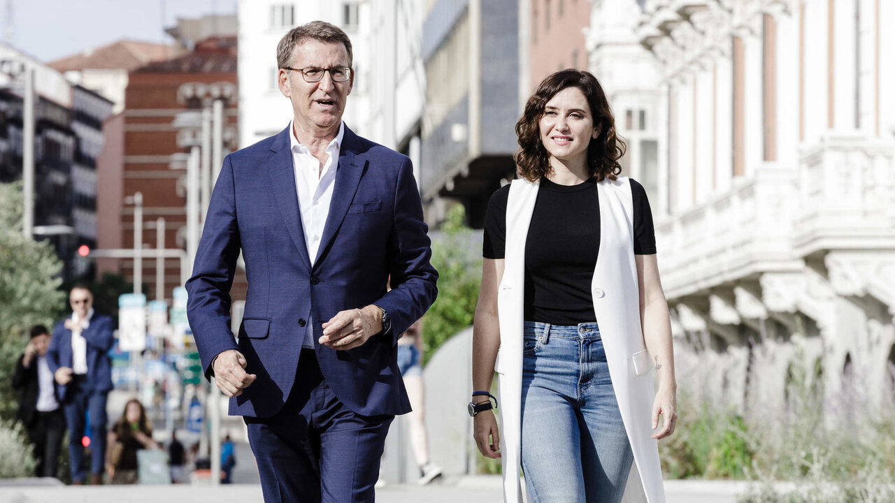 El presidente del Partido Popular y candidato a la Presidencia del Gobierno, Alberto N&uacute;&ntilde;ez Feij&oacute;o, y la presidenta de la Comunidad de Madrid, Isabel D&iacute;az Ayuso, a su llegada a la presentaci&oacute;n de la candidatura por Madrid para las elecciones del 23-J.