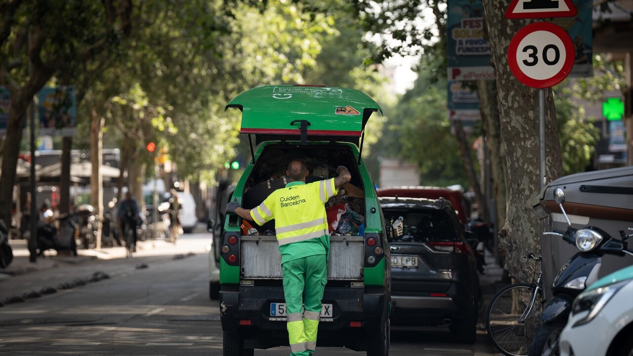 Un trabajador recogiendo la basura en Barcelona durante una ola de calor este verano.