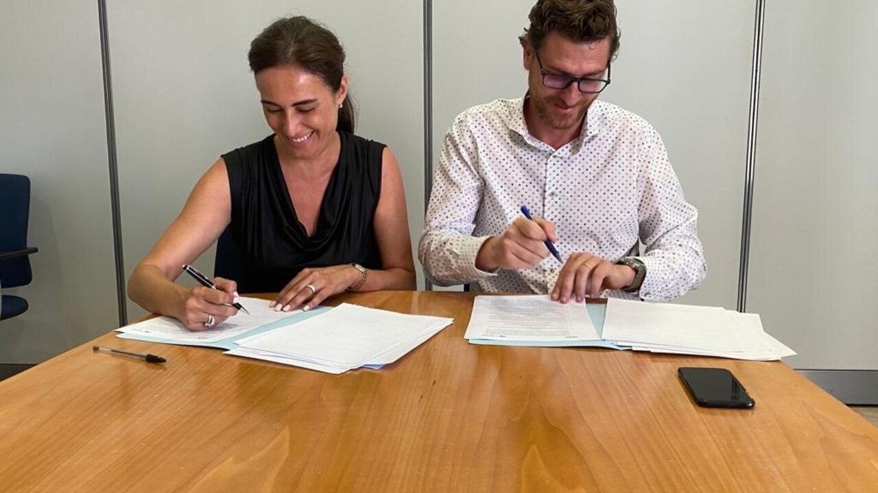 Idoia Ribas y Sebasti&agrave; Sagreras, en el momento de firmar el acuerdo. 