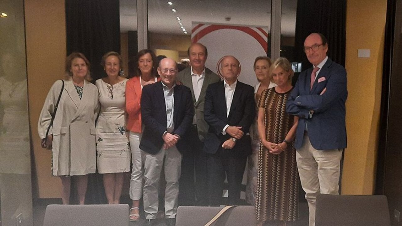 C&iacute;rculo de Navarra celebra su d&eacute;cimo aniversario  en el Teatro Real

El 29 de noviembre el C&iacute;rculo de Navarra celebra su d&eacute;cimo aniversario con su tradicional cocktail en el sal&oacute;n Felipe V del Teatro Real.

En esta ocasi&oacute;n tan especial impondr&aacute;n el &ldquo;Pa&ntilde;uelico Rojo&rdquo; al empresario navarro Antonio Catal&aacute;n (Corella) fundador de NH y AC Hotels, por su destacada carrera profesional como referente en el &aacute;mbito empresarial, especialmente hotelero, y su implicaci&oacute;n en la tarea de llevar por todo lo alto el nombre de Navarra.