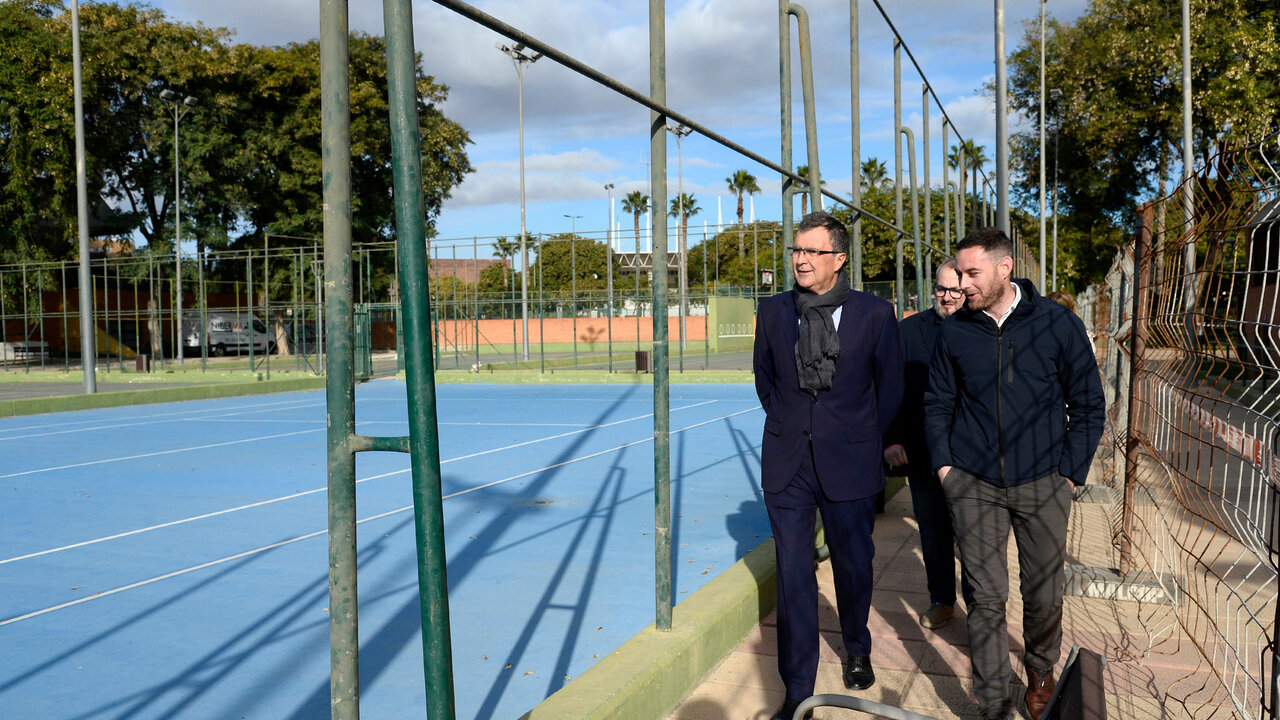 El Ayuntamiento de Murcia invierte 453.000 euros en la renovaci&oacute;n de pistas deportivas

Las obras garantizar&aacute;n la seguridad de las 2.500 personas que las utilizan&nbsp;

El alcalde de Murcia, Jos&eacute; Ballesta, acompa&ntilde;ado por el concejal de Deportes, Miguel &Aacute;ngel Noguera, ha realizado una visita t&eacute;cnica en el polideportivo municipal Jos&eacute; Barn&eacute;s, donde se est&aacute;n realizando, en estos momentos, las obras de renovaci&oacute;n de 11 pistas polideportivas que mejorar&aacute;n la seguridad de 2.500 deportistas.
&nbsp;
Los trabajos, que se iniciaron el pasado 2 de enero, afectan a una superficie total 7.919 metros cuadrados, entre ellas 7 pistas de tenis, 3 pistas polideportivas y 1 pista de hockey sobre patines, que debido al uso diario que reciben han ido sufriendo un desgaste importante, siendo necesario dotar de un nuevo pavimento adecuado e id&oacute;neo para el desarrollo de las actividades deportivas.
&nbsp;
En el caso de las pistas de tenis en las que se va a intervenir, as&iacute; como en las pistas polideportivas, las capas superficiales presentan un desgaste generalizado, as&iacute; como fisuras, heterogeneidad en la coloraci&oacute;n, desconchados y borrado de las l&iacute;neas de juego. La actuaci&oacute;n que se va acometer pretende mejorar la comodidad para la pr&aacute;ctica deportiva, con un sistema de acabado flexible que permita un deslizamiento adecuado, un bote de pelota &oacute;ptimo y garantizar m&aacute;xima seguridad para el deportista en el agarre del calzado deportivo.
&nbsp;
Por otro lado, la pista de hockey sobre patines, con una superficie de 40 x 20 m. tambi&eacute;n deteriorada, se repondr&aacute; con pavimento de terrazo contin&uacute;o fabricado in situ cuya durabilidad soporta los giros y frenadas propios de este deporte.
&nbsp;
Asimismo, las obras contemplan intervenir en el vallado de separaci&oacute;n de algunas de las pistas deportivas debido a que actualmente son de una altura insuficiente para evitar el paso de pelotas de una pista a otra, est&aacute;n en mal estado y es necesario para el paso de servicios y ampliar el acceso para el desarrollo del juego. Tambi&eacute;n, se instalar&aacute;n nuevas redes en los postes de tenis y porter&iacute;as de balonmano y futbol sala, seg&uacute;n normativa federativa, formada por una red de nylon reforzado, siendo estos nuevos modelos de gama superior.
&nbsp;
Las obras de renovaci&oacute;n en el polideportivo municipal cuentan con un plazo de ejecuci&oacute;n de 3 meses y se han adjudicado por un importe total de 453.395 euros (IVA incluido).