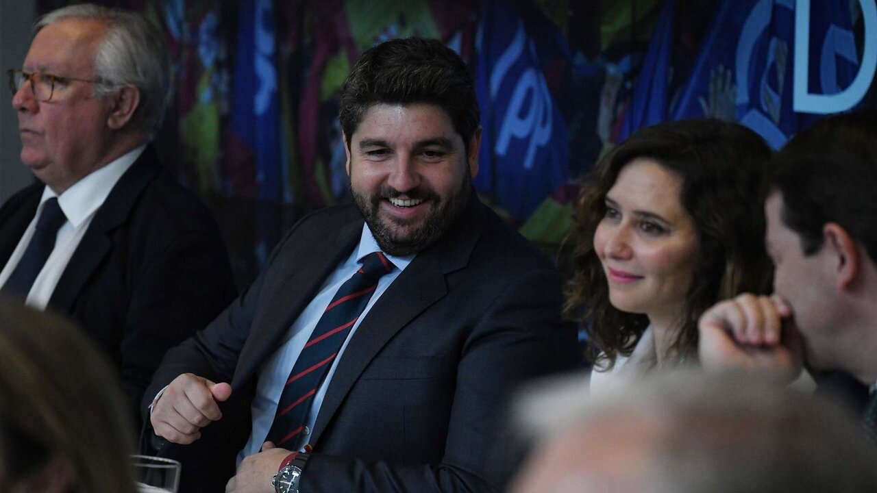Archivo - El presidente de la Regi&oacute;n de Murcia, Fernando L&oacute;pez Miras y la presidenta de la Comunidad de Madrid, Isabel D&iacute;az Ayuso, durante la reuni&oacute;n de la Junta Directiva Nacional, en la sede de G&eacute;nova. 