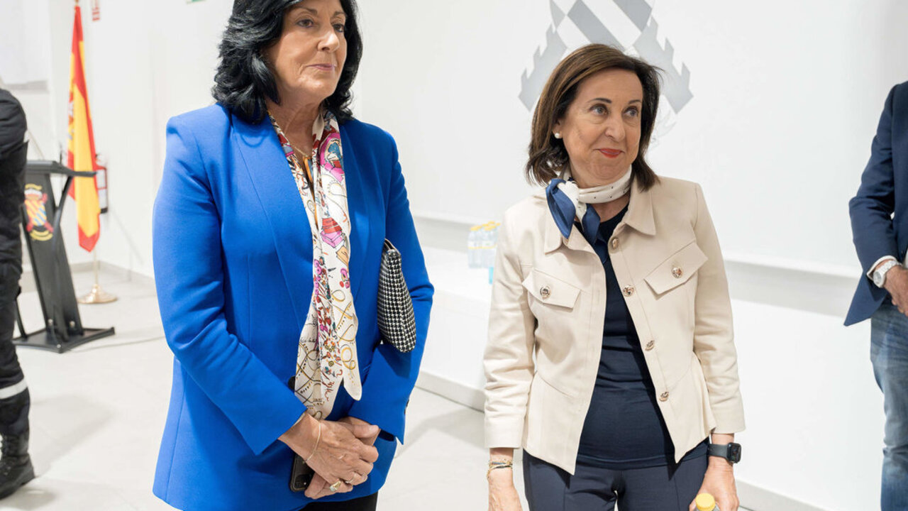 La directora del Centro Nacional de Inteligencia, Esperanza Casteleiro (i), y la ministra de Defensa, Margarita Robles (d).
