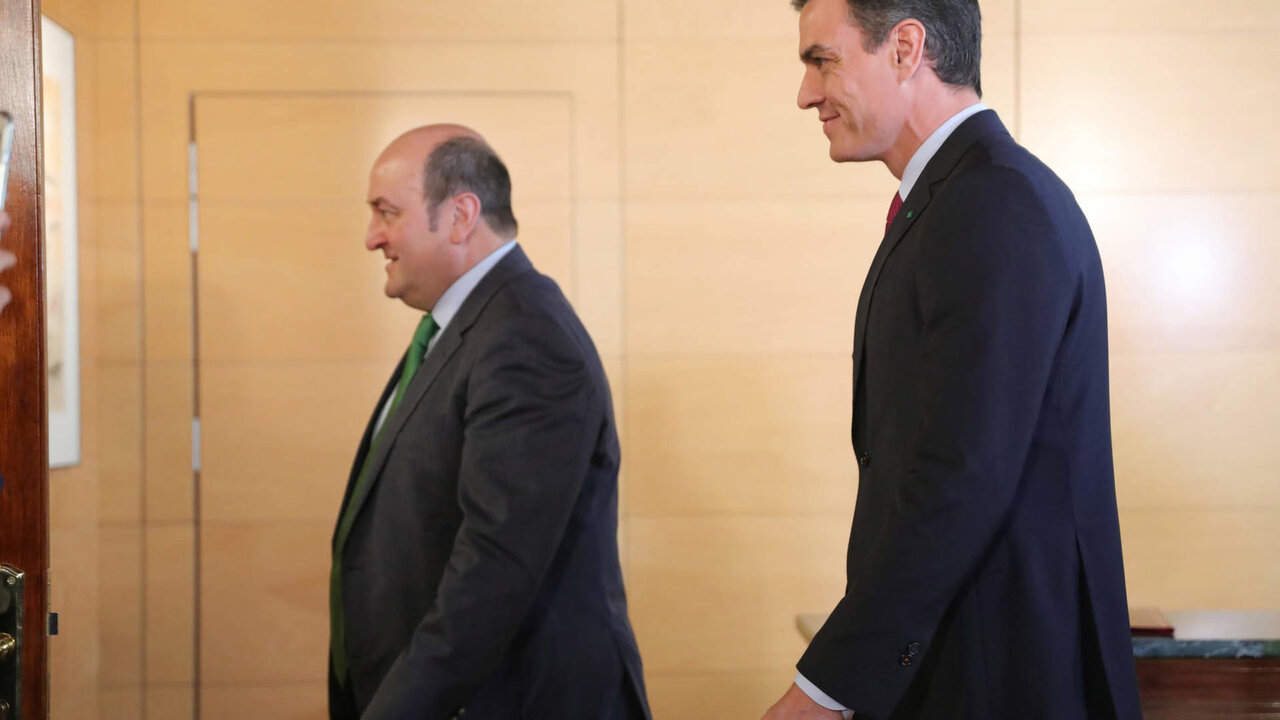 Archivo - El presidente del Gobierno, Pedro S&aacute;nchez (dech) y el presidente del EBB del PNV, Andoni Ortuzar (izq). 