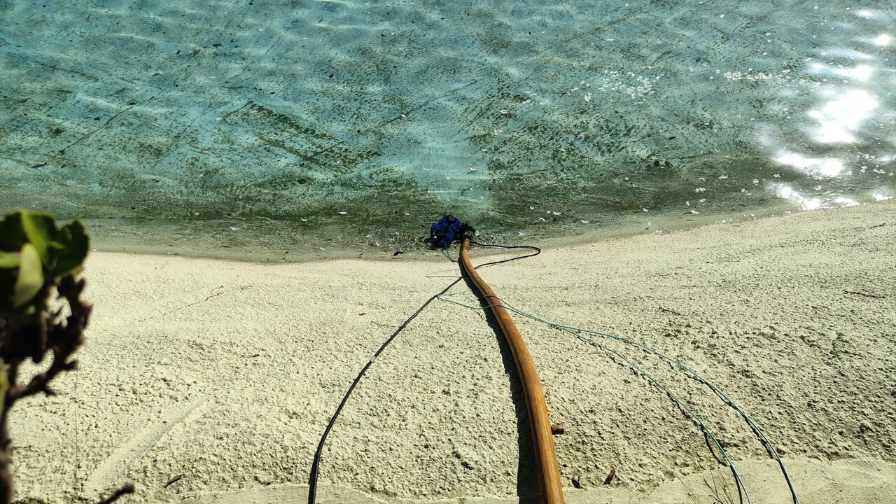 Vaciado del lago artificial del Parque de la Bater&iacute;a, cuya agua ser&aacute; aprovechada en el riego de &aacute;rboles y especies vegetales de especial inter&eacute;s de la localidad costasole&ntilde;a. 