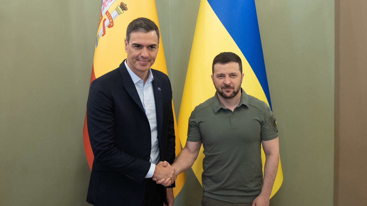 El presidente del Gobierno, Pedro S&aacute;nchez, y el presidente de Ucrania, Volodimir Zelenski, durante su visita a Kiev. 