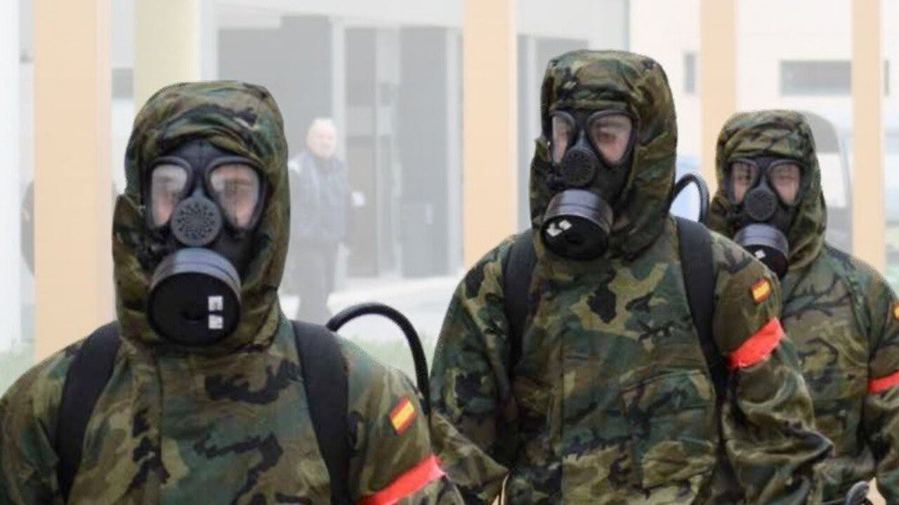 Militares con trajes NBQ en la Operaci&oacute;n Balmis. 