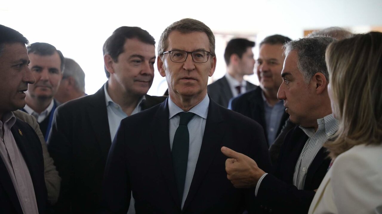 El presidente de la Junta de Castilla y Le&oacute;n, Alfonso Fern&aacute;ndez Ma&ntilde;ueco; el presidente del PP, Alberto N&uacute;&ntilde;ez Feij&oacute;o y el vicesecretario de Pol&iacute;tica Auton&oacute;mica del PP, El&iacute;as Bendodo, a su llegada a la clausura de unas jornadas organizadas por el PP.