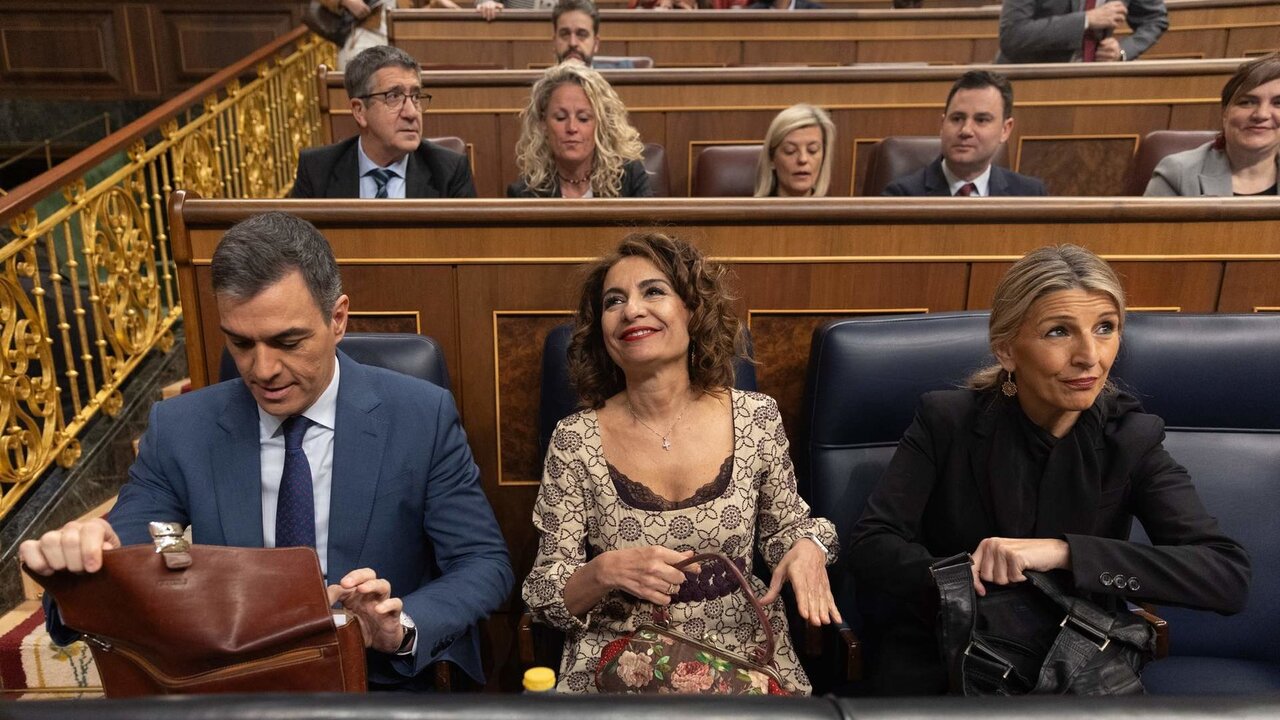 De izquierda a derecha. El presidente del Gobierno, Pedro S&aacute;nchez; la vicepresidenta primera y ministra de Hacienda, Mar&iacute;a Jes&uacute;s Montero y la vicepresidenta segunda y ministra de Trabajo, Yolanda D&iacute;az. 