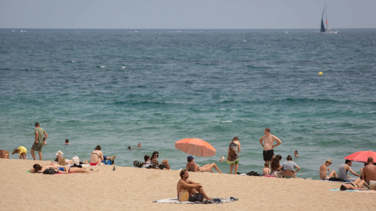 Barcelona aprob&oacute; la prohibici&oacute;n de fumar en todas las playas en julio de 2022. Foto: David Zorrakino / Europa Press