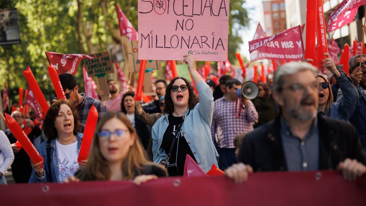 Varias personas protestan durante una manifestaci&oacute;n de la Asociaci&oacute;n de Cel&iacute;acos y Sensibles al Gluten, a 21 de abril de 2024, en Madrid (Espa&ntilde;a).