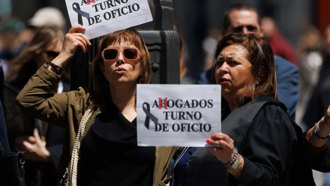 Abogados sujetan pancartas durante una manifestaci&oacute;n para exigir Justicia Gratuita, en la Puerta del Sol, a 18 de mayo de 2023, en Madrid. (Foto: Eduardo Parra / Europa Press)