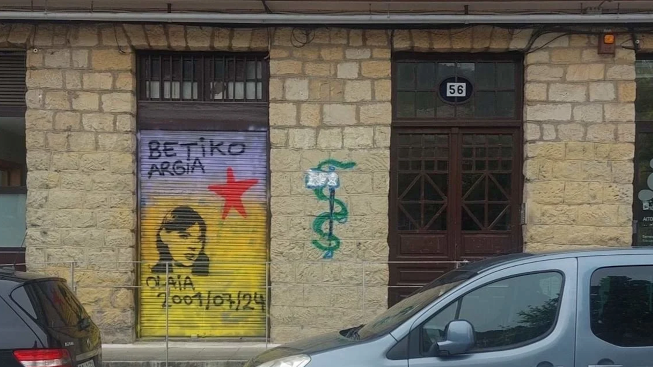 Anagrama de ETA junto a una pintada en recuerdo de una terrorista muerta (Foto: Covite).