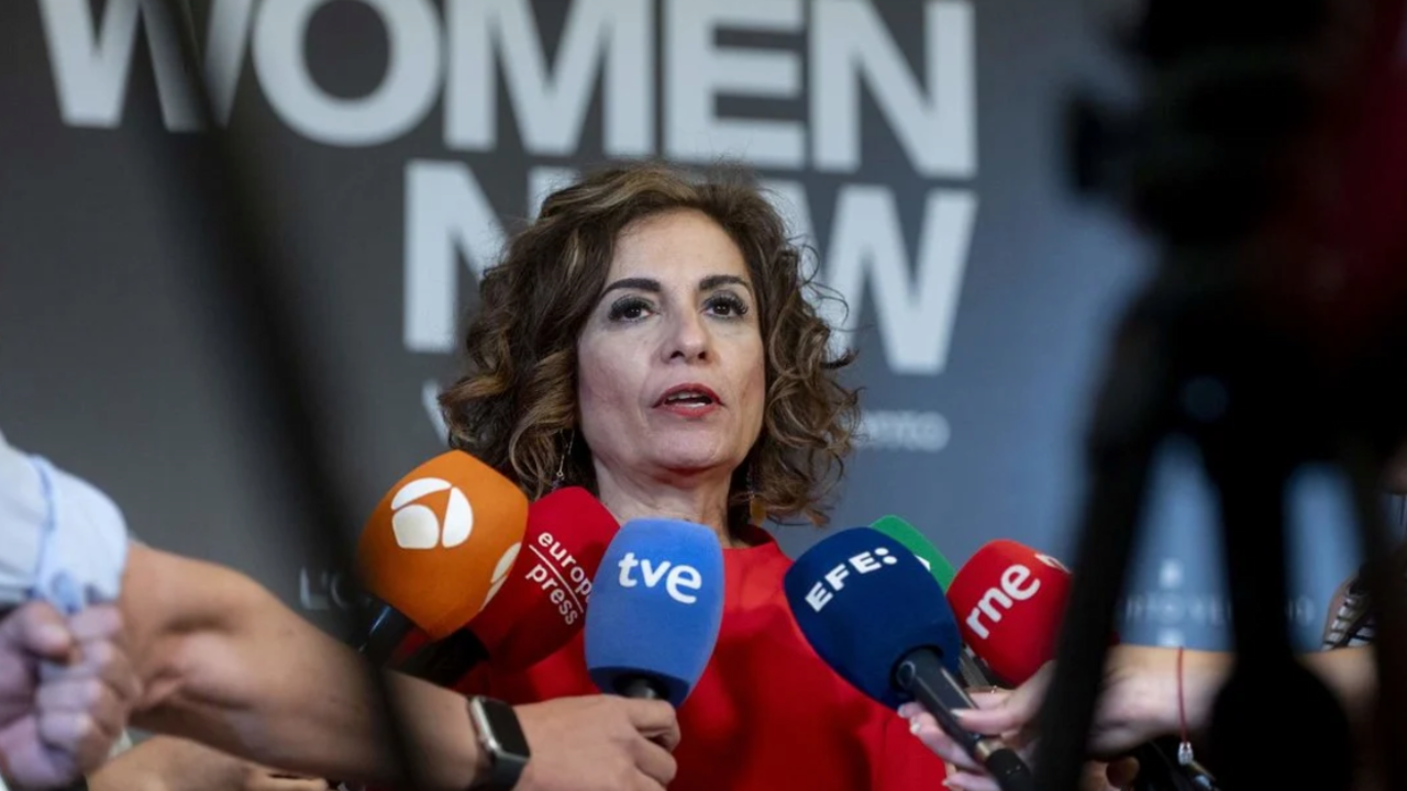 La vicepresidenta primera y ministra de Hacienda, Mar&iacute;a Jes&uacute;s Montero, ofrece declaraciones a los medios a su llegada a la inauguraci&oacute;n del Santander WomenNOW, en el Beatriz de Madrid, a 19 de junio de 2024, en Madrid.