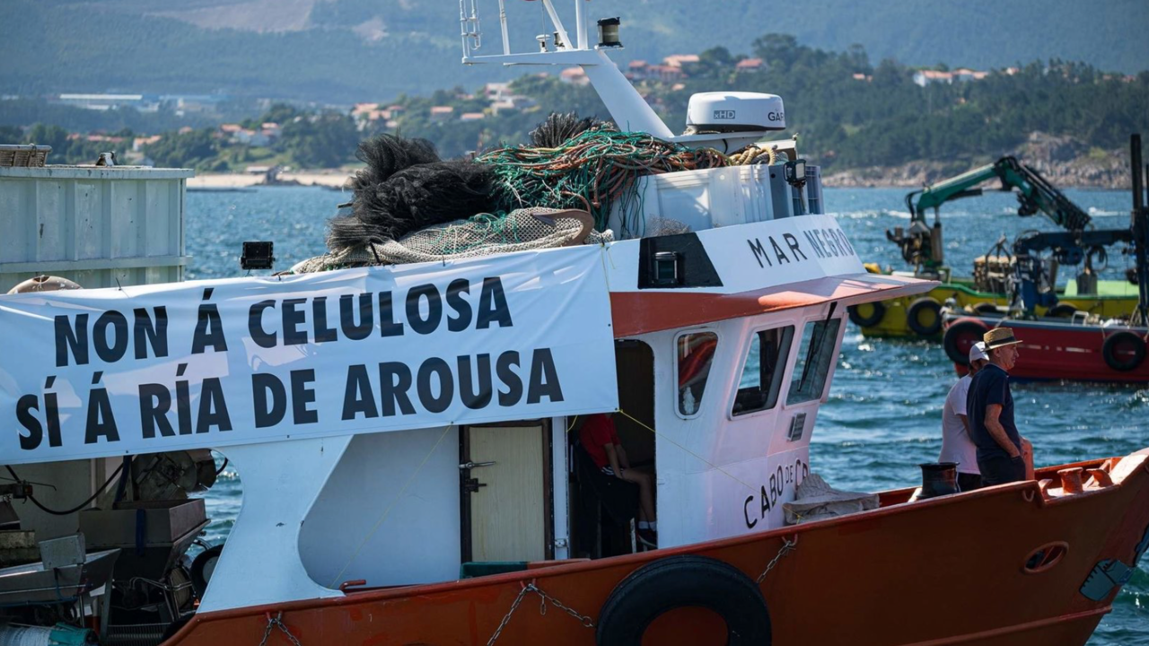 Varias personas durante una manifestaci&oacute;n en barco contra Altri, a 12 de junio de 2024, en R&iacute;a de Arousa, A Coru&ntilde;a, Galicia (Espa&ntilde;a).