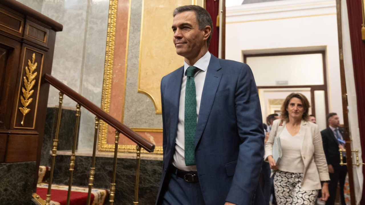 El presidente del Gobierno, Pedro S&aacute;nchez y la vicepresidenta tercera y ministra para la Transici&oacute;n Ecol&oacute;gica, Teresa Ribera, llega a una sesi&oacute;n de control al Gobierno, en el Congreso de los Diputados, a 26 de junio de 2024, en Madrid.