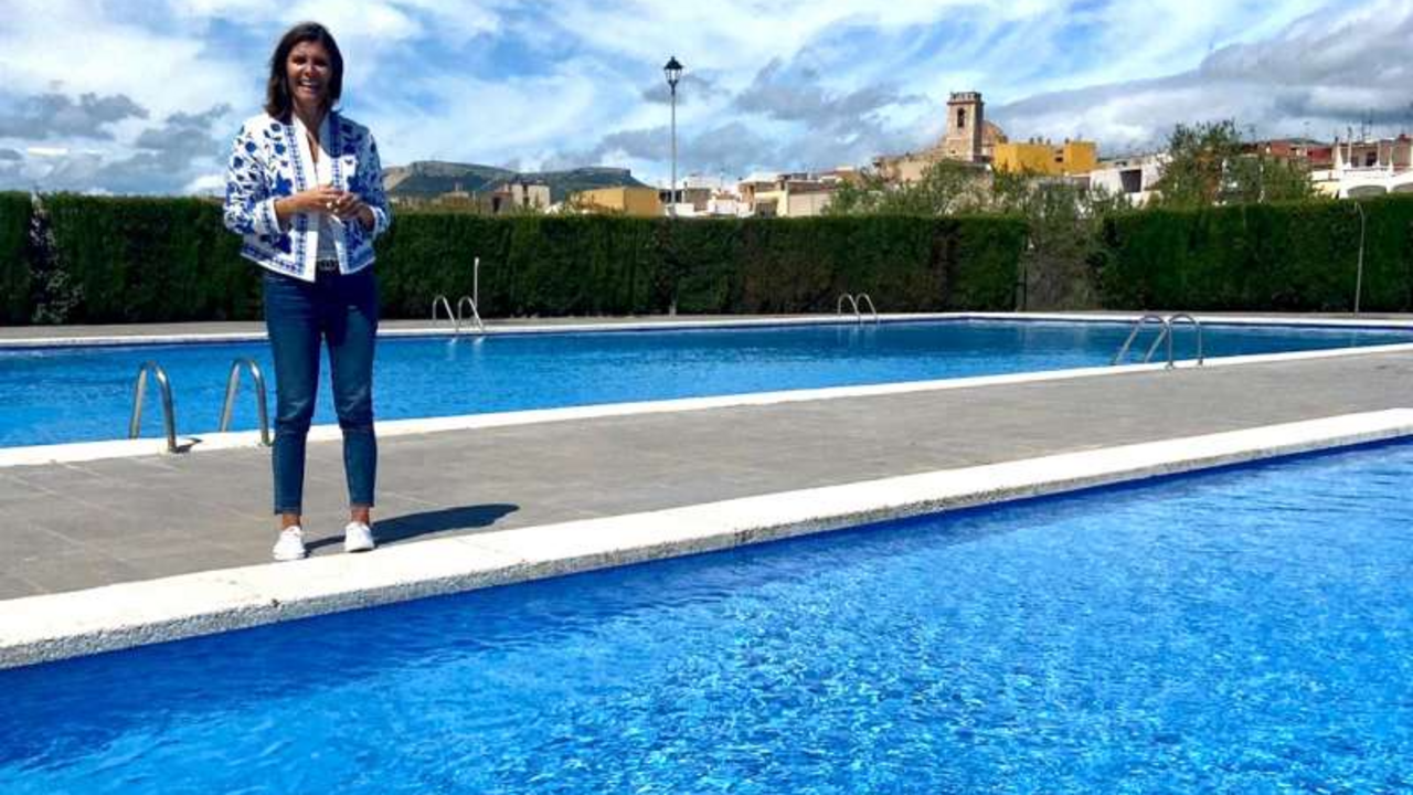 La alcaldesa de Canet lo Roig junto a la piscina
