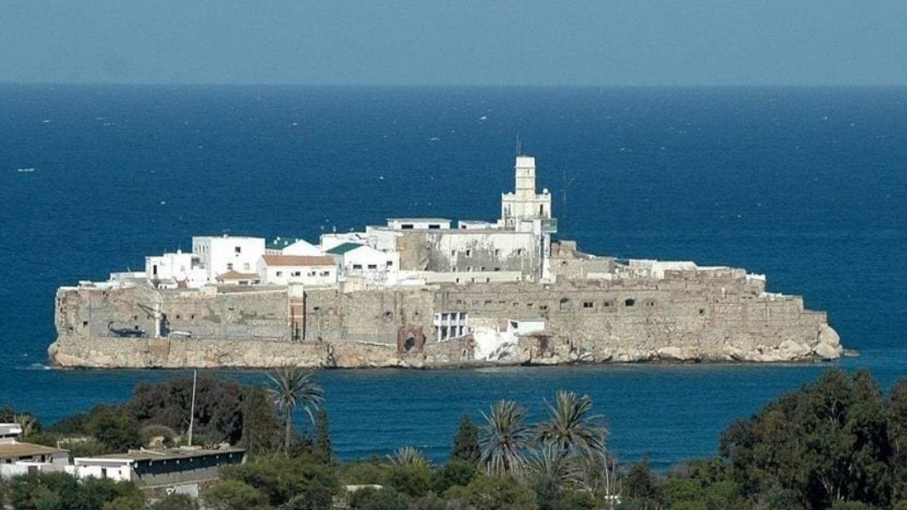 El Pe&ntilde;&oacute;n de Alhucemas, visto desde la costa africana.