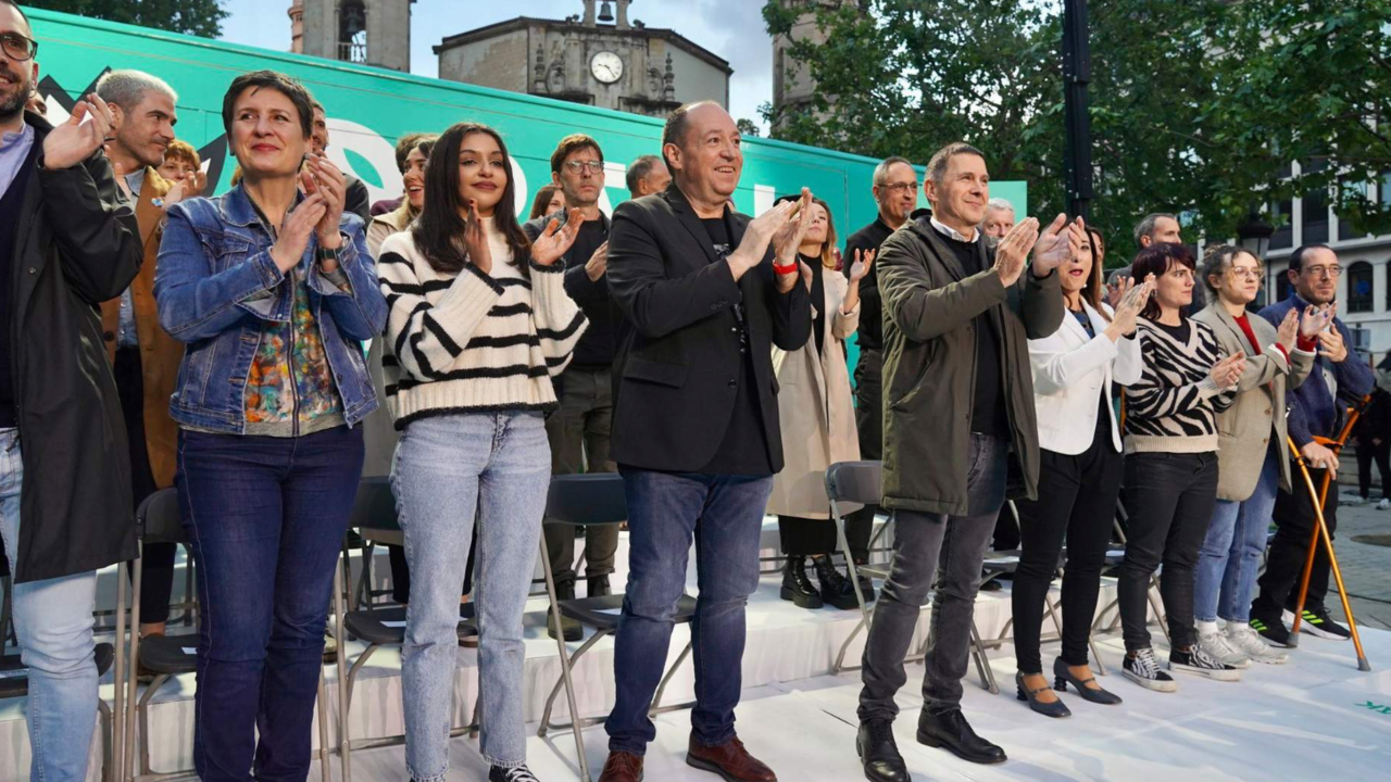 El cabeza de lista de EH Bildu a las elecciones europeas, Pernando Barrena, junto al coordinador de EH Bildu, Arnaldo Otegi, en el inicio de campa&ntilde;a en Bilbao.