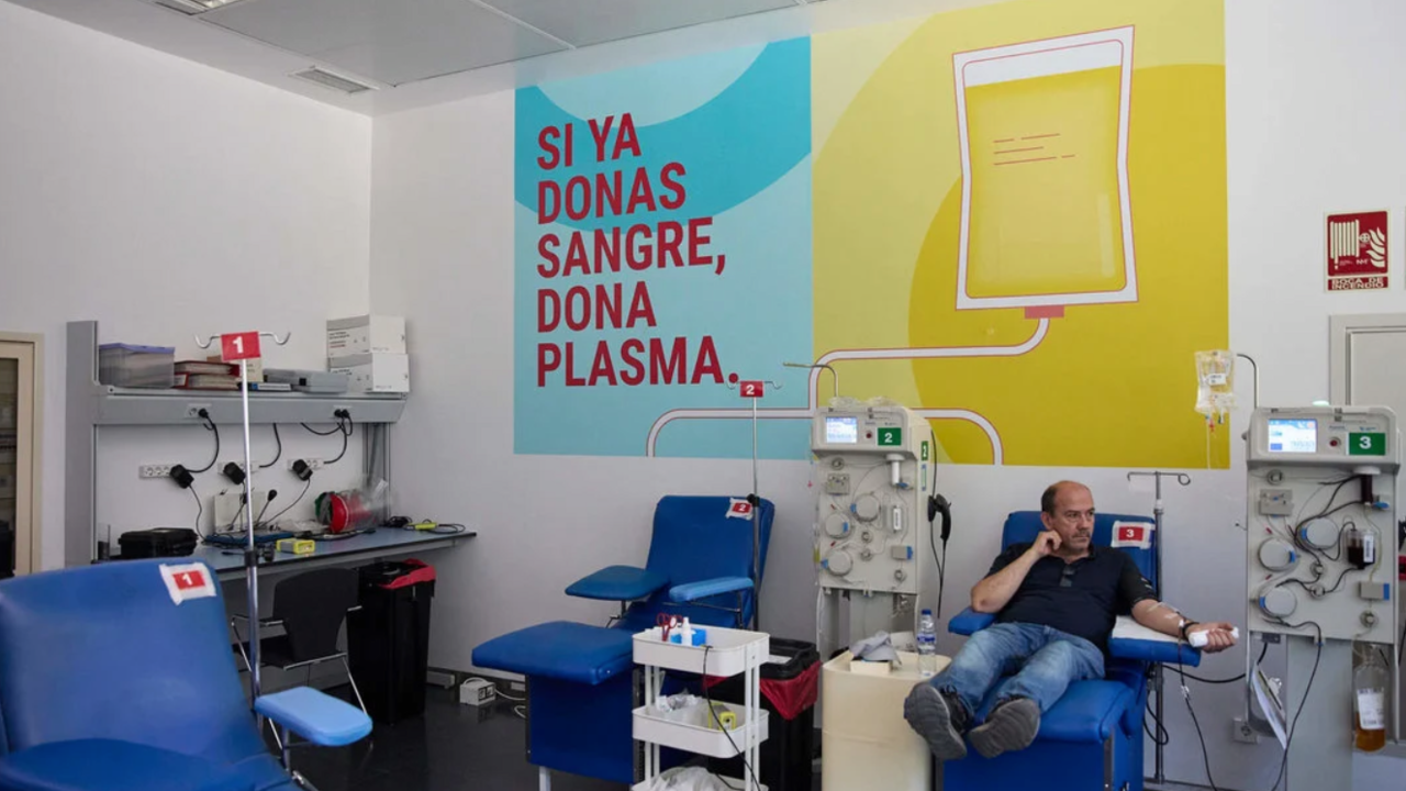 Un donante de sangre, en el Centro de Transfusi&oacute;n de la Comunidad de Madrid, a 20 de julio de 2024, en Madrid. (Foto: Jes&uacute;s Hell&iacute;n / Europa Press)