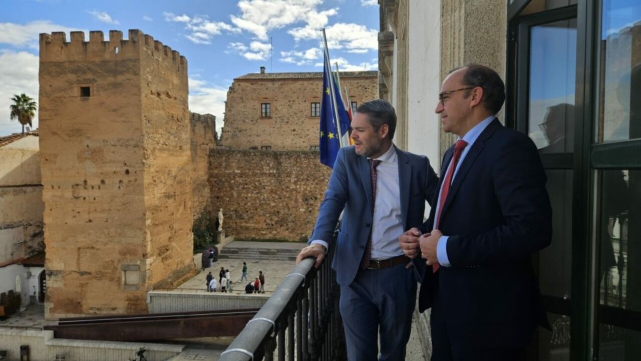 El alcalde de Cáceres y el ministro de Costa Rica en el balcón del Ayuntamiento.