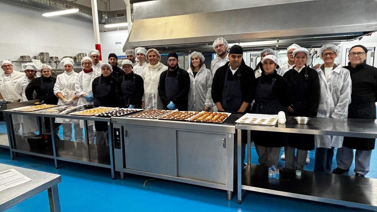 La Escuela de Hosteler&iacute;a del Ayuntamiento elabora m&aacute;s de 4.000 dulces navide&ntilde;os solidarios.