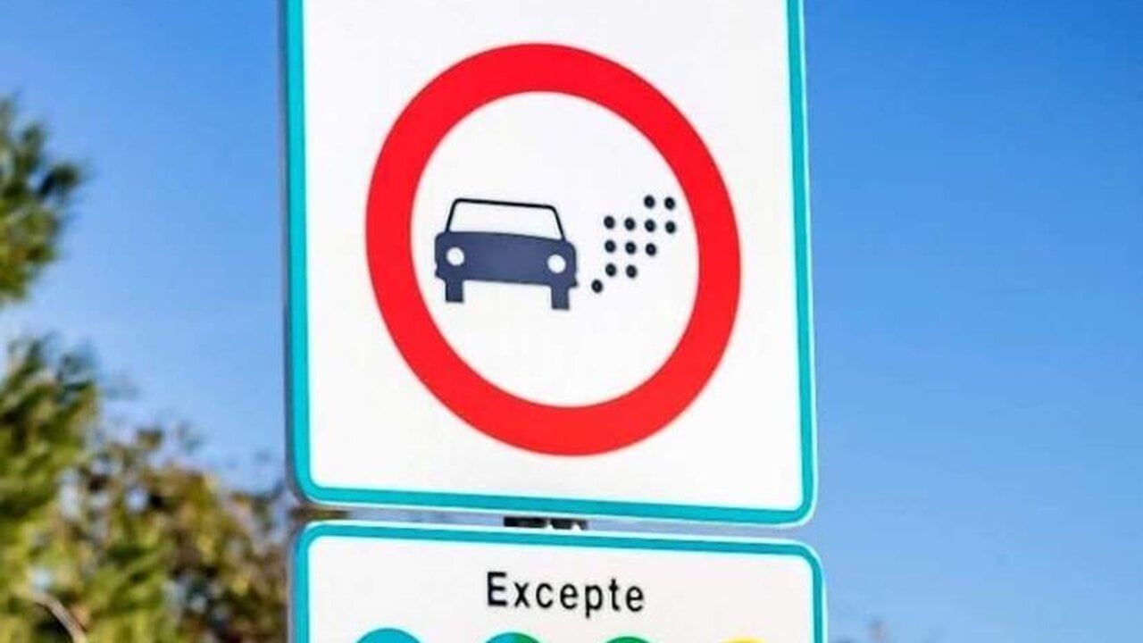 Archivo - Cartel de una zona de bajas emisiones. - GENERALITAT DE CATALUNYA - Archivo
