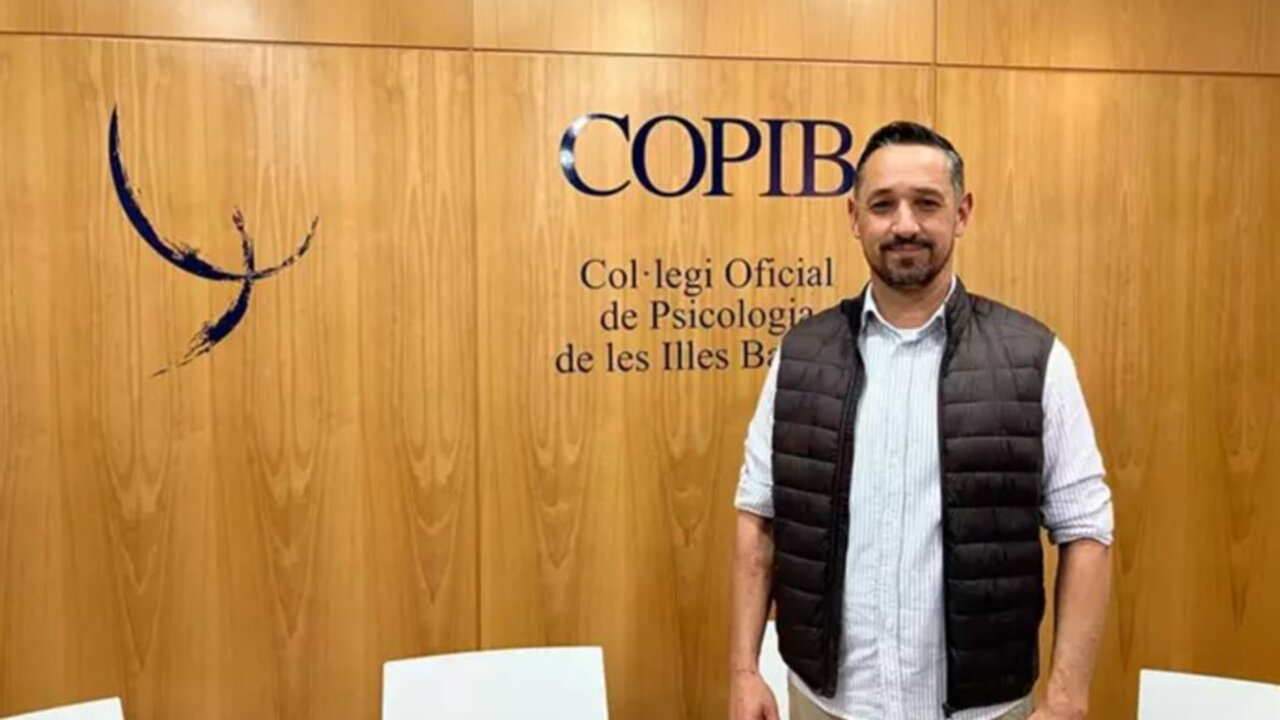 El polic&iacute;a tutor de Marratx&iacute; Silvestre del R&iacute;o, tras la conferencia impartida en el Copib. Foto: Europa Press.