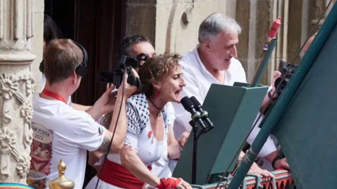 Lid&oacute;n Soriano, de la plataforma Yala Nafarroa con Palestina, en el chupinazo de Sanfermines 2025.
- Eduardo Sanz - Europa Press