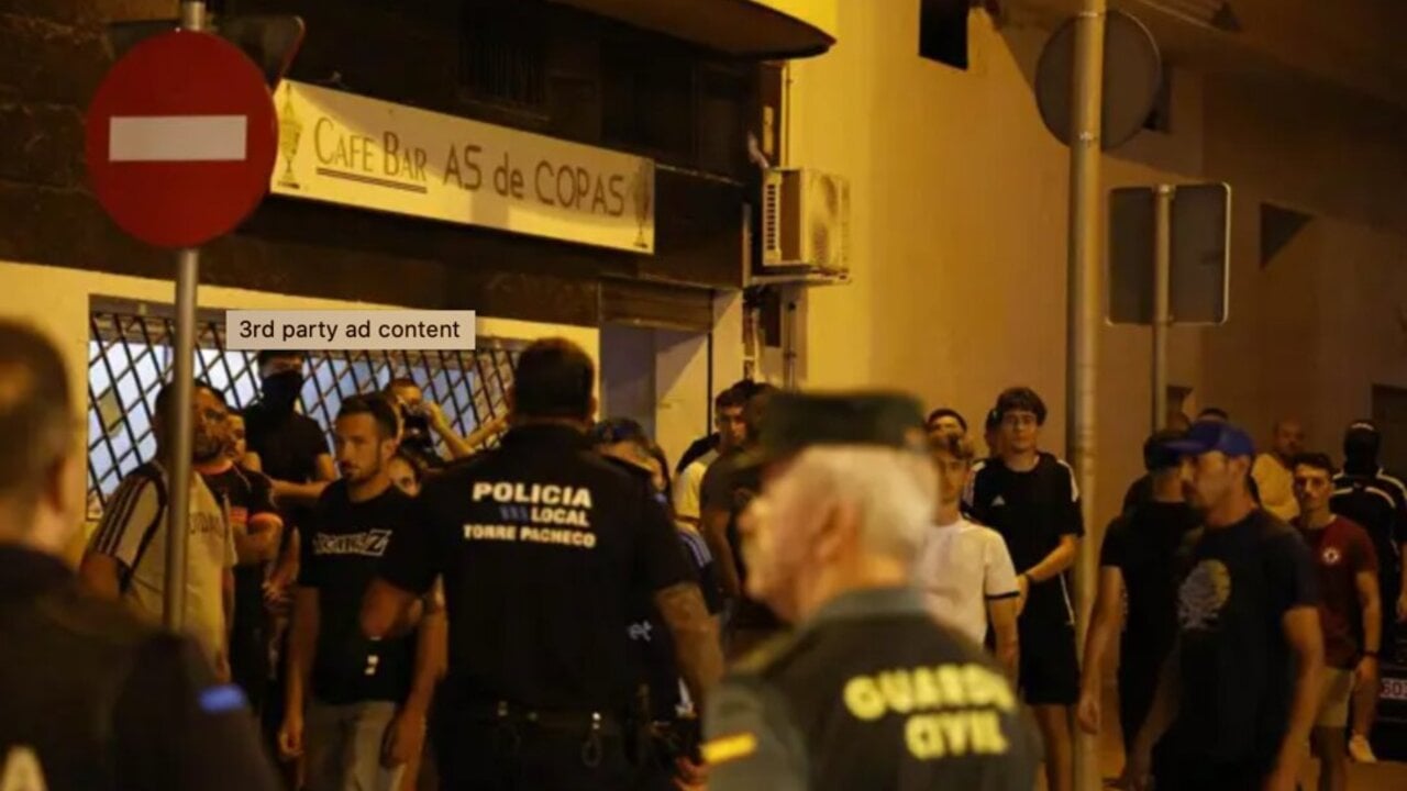 Agentes de Polic&iacute;a Local y Guardia Civil durante los altercados en Torre Pacheco, a 12 de julio de 2025, en Torre Pacheco, Murcia (Espa&ntilde;a).
- Mart&iacute;n C. - Europa Press.