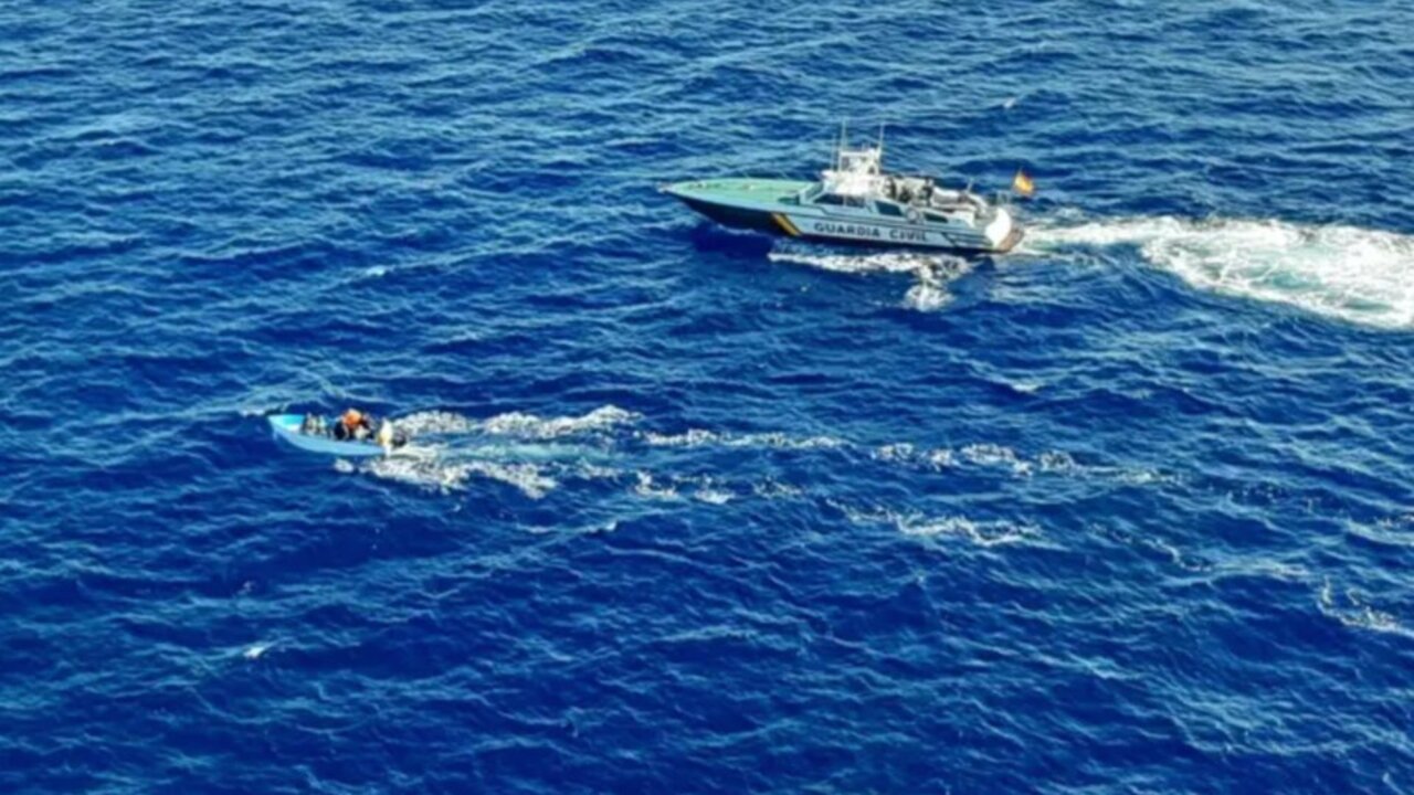 Una patera localizada por la Guardia Civil. Foto de archivo.