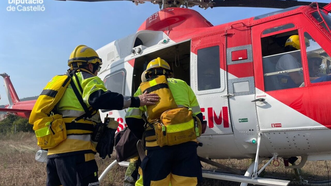 Efectivos en el incendio de Artana. (Foto: Consorcio de Castell&oacute;n / Europa Press)