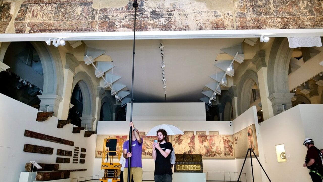 T&eacute;cnicos del Gobierno de Arag&oacute;n estudian las pinturas murales de Sijena en el MNAC para preparar su traslado al monasterio de Santa Mar&iacute;a de Sijena. (Foto: Fabi&aacute;n Sim&oacute;n / Europa Press)