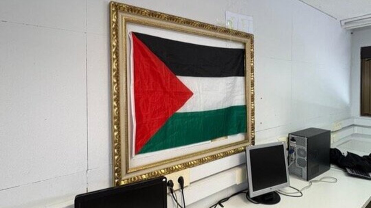 Una bandera palestina enmarcada en una sala de un centro educativo p&uacute;blico madrile&ntilde;o del norte de Madrid.