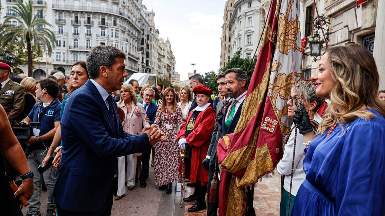 El president de la Generalitat Valenciana, Carlos Maz&oacute;n, acompa&ntilde;a la salida de la Real Snyera durante los actos por la festividad del 9 d&rsquo; Octubre, D&iacute;a de la Comunitat Valenciana, a 9 de octubre de 2024. (Foto: Rober Solsona / Europa Press)
